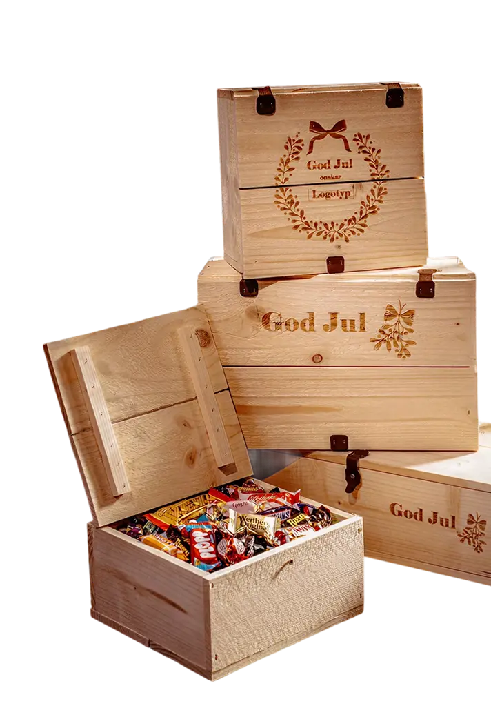 Tr&auml;presentl&aring;dor graverade med "God Jul" och fyllda med blandat godis.