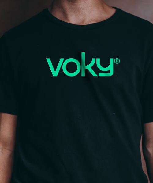 Överkropp av man i svart Voky-T-shirt